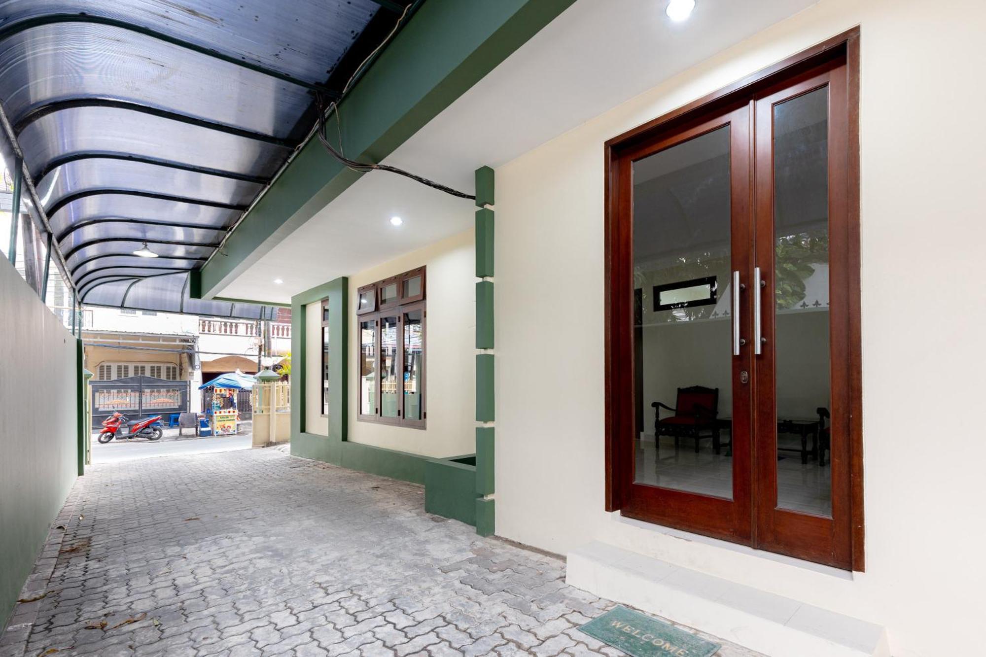 Urbanview Mitra Near Grand Indonesia Hotel