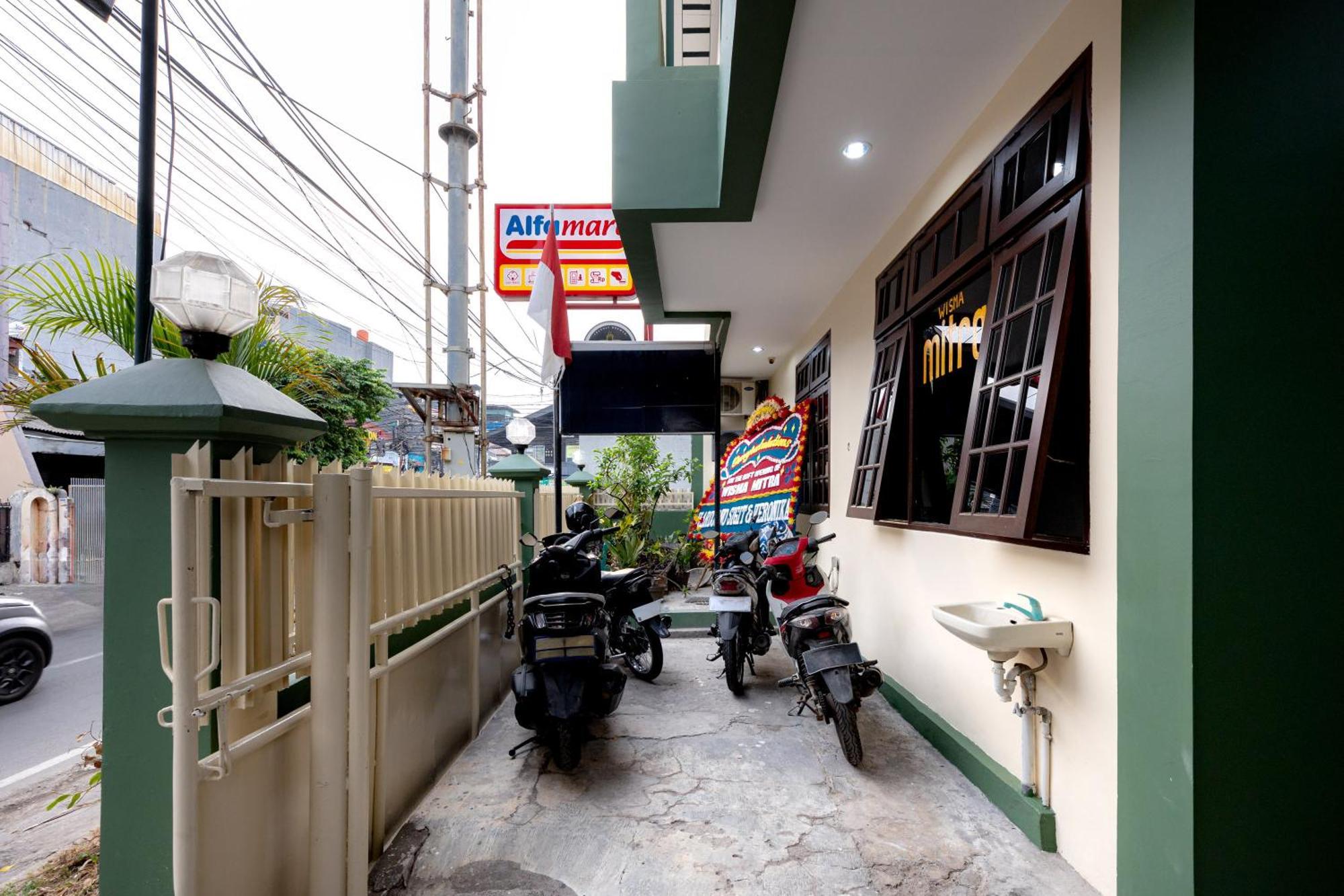 Urbanview Mitra Near Grand Indonesia Hotel